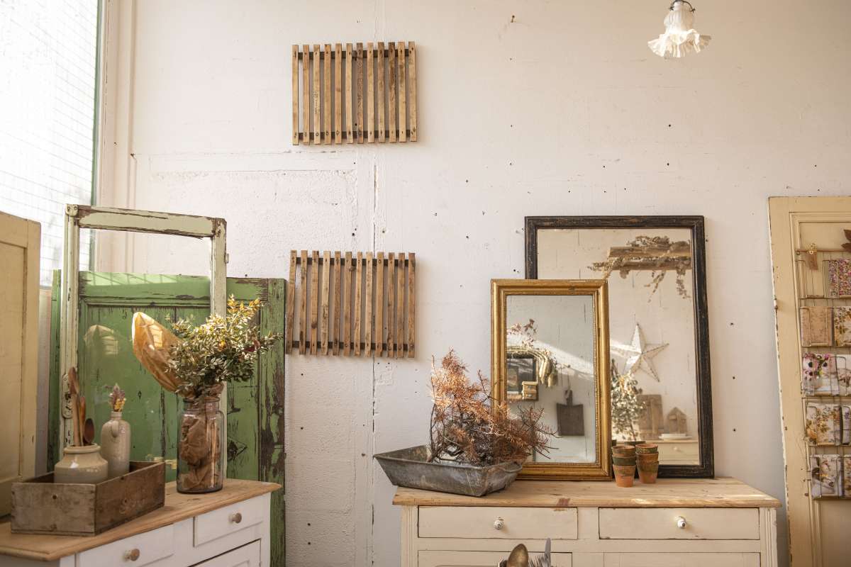 Vue d'ambiance de la boutique Trente-Mai aux Puces du Canal