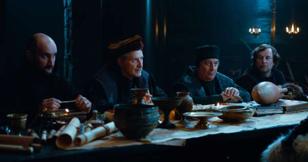 Kaamelott V1 - Jean-Robert Lombard (Père Blaise), Antoine de Caunes (Dagonet), Christian Clavier (jurisconculte) et François Rollin (Roi Loth) ©Regular