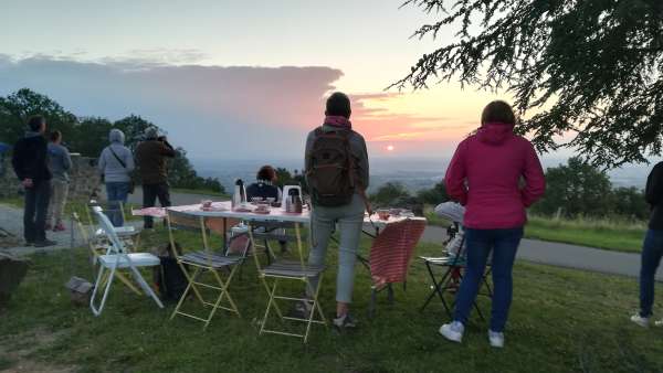 Lever de soleil sur le Mont-Brouilly avec Petra Gaïa © Perrine Guyot