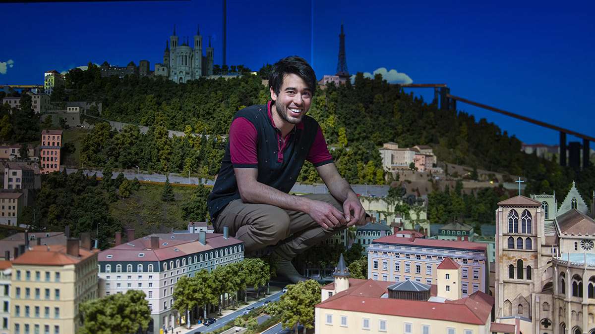 Maxime Sellem, miniaturiste chez Mini World Lyon © Susie Waroude