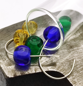 Boucles d'oreilles en perles interchangeables de l'atelier Claire Jean © Claire Jean