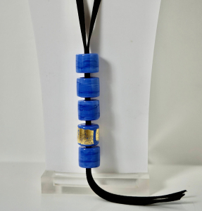 Collier Totem bleu et or de l'Atelier Stella Stellina ©