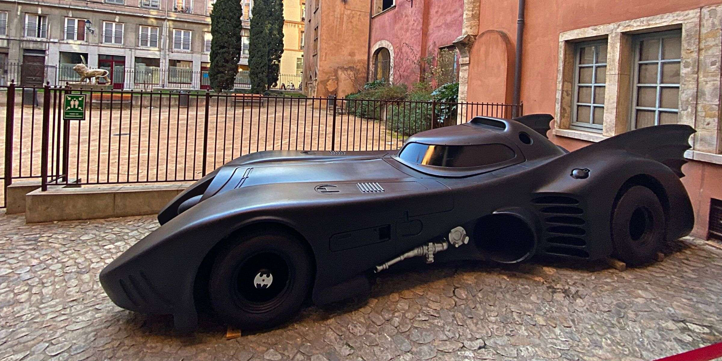 Une vraie Batmobile, présente dans le film de Tim Burton en 1989, est exposée actuellement à Lyon, au Musée cinéma et miniatures.